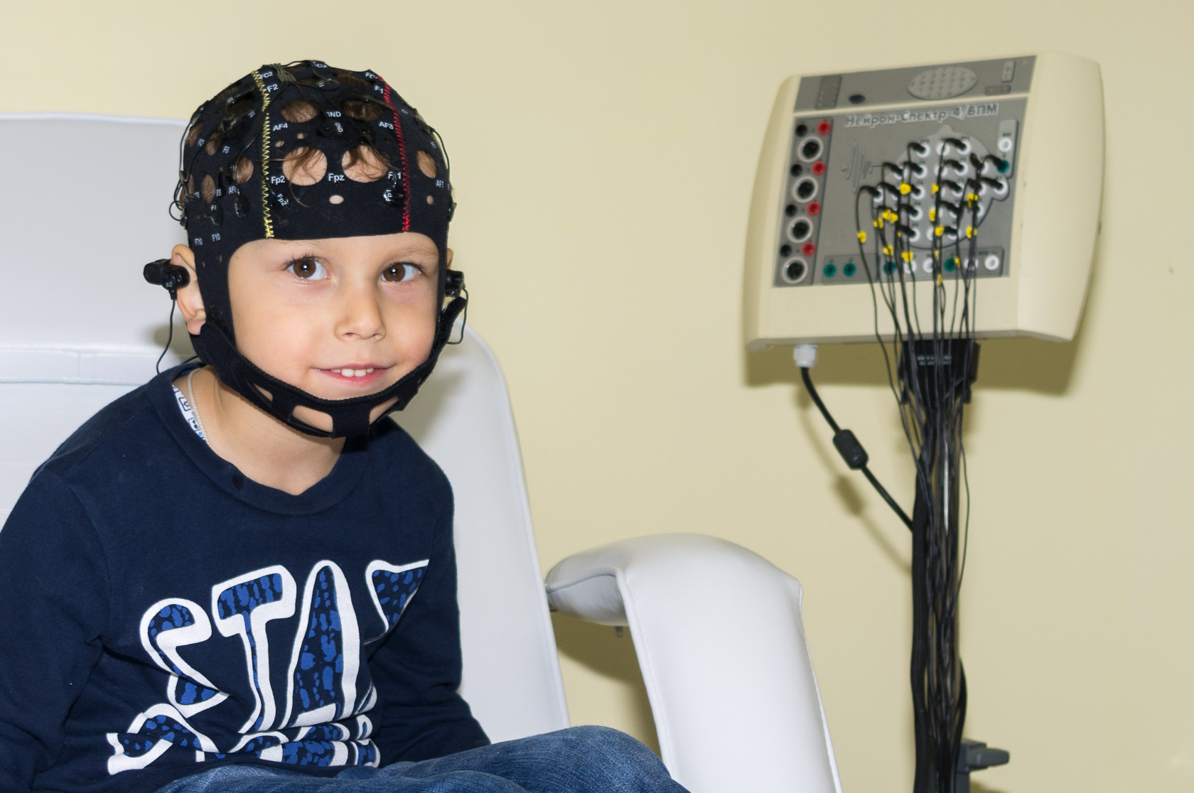 Ээг 3 лет. Электроэнцефалография головного мозга (ЭЭГ). РЭГ И ЭЭГ. Нейрософт шапочка для ЭЭГ. ЭЭГ детям.
